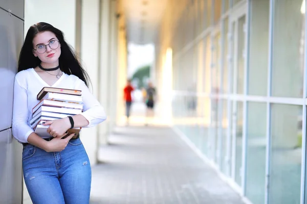 Chica estudiante en la calle con libros —  Fotos de Stock