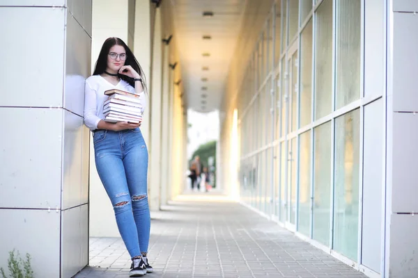 Chica estudiante en la calle con libros —  Fotos de Stock