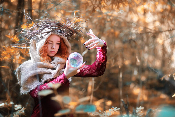 Гадалка проводит ритуальную осень
