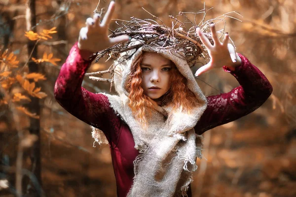 El adivino lleva a cabo un ritual de otoño —  Fotos de Stock