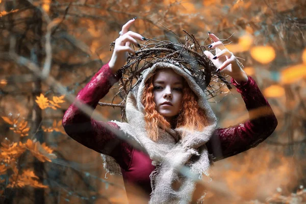 Falcı bir ritüel sonbahar yürütmektedir — Stok fotoğraf