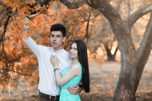 Casal jovem em um passeio no parque de outono — Fotografia de Stock