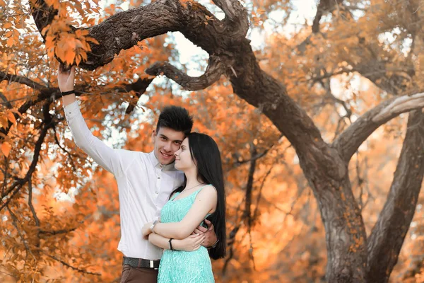 A fiatal pár egy őszi park séta — Stock Fotó