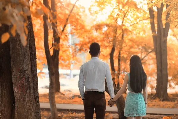 젊은 커플가 공원 산책에 — 스톡 사진