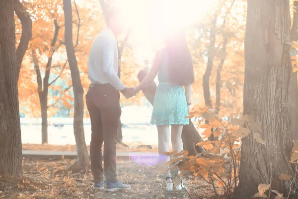 Jong (echt) paar op een wandeling in de herfst park — Stockfoto