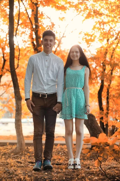 Jeune couple en promenade dans le parc d'automne — Photo