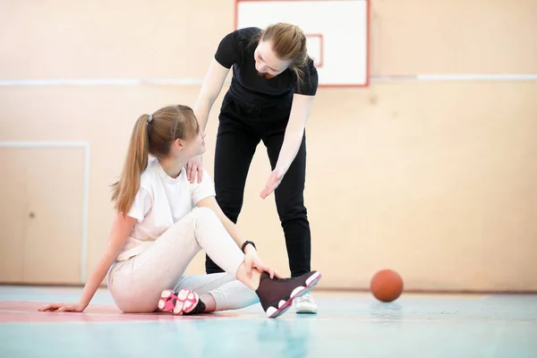 Mädchen in der Turnhalle spielt Basketball — Stockfoto