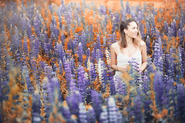 Fille avec un bouquet de fleurs en automne — Photo