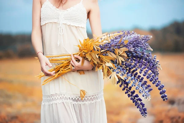 Ragazza con un mazzo di fiori in autunno — Foto Stock