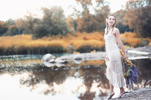 Fille avec un bouquet de fleurs en automne — Photo