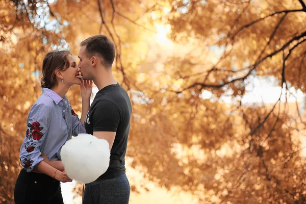 Beau jeune couple en promenade — Photo