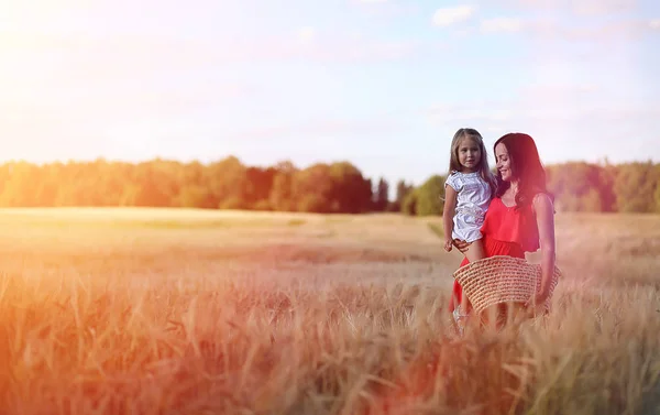 Bir buğday alan genç kız. Yaz peyzaj ve bir kız bir na üzerinde — Stok fotoğraf
