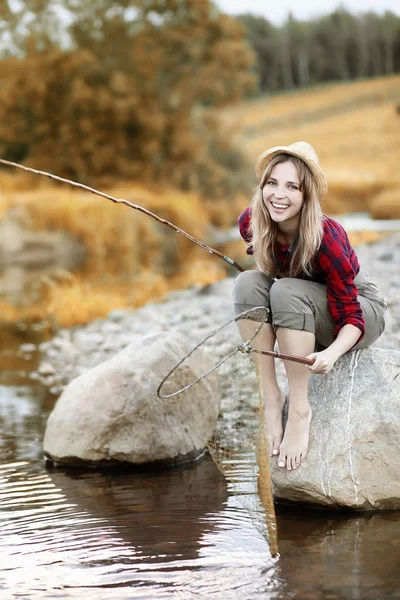 Horgászbottal ősszel lány — Stock Fotó