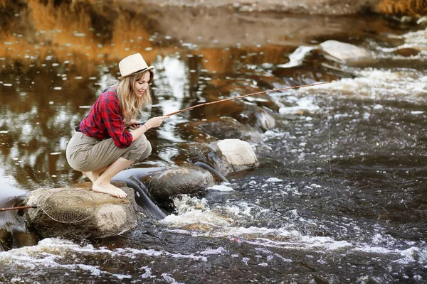 Menina no outono com uma vara de pesca — Fotografia de Stock