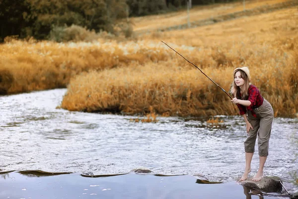 Dívka na podzim s rybářským prutem — Stock fotografie