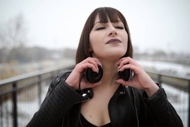 Kız müzik açık havada için dinlerken kulaklık