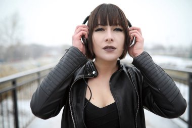 Kız müzik açık havada için dinlerken kulaklık