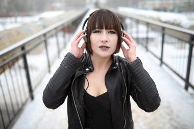 Kız müzik açık havada için dinlerken kulaklık