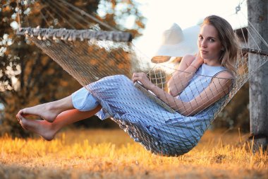 Hamakta kitap okumak güzel kız 