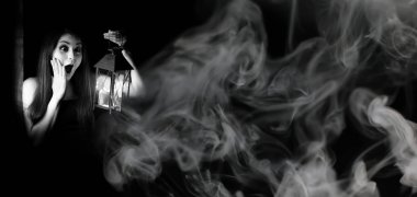 Bir fener siyah ve beyaz kızla