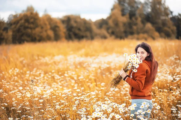 Gadis cantik mengoleksi bunga aster di musim gugur — Stok Foto