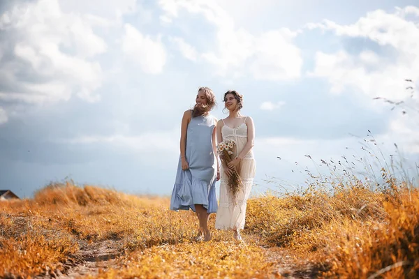 Duas meninas em vestidos no campo de outono — Fotografia de Stock