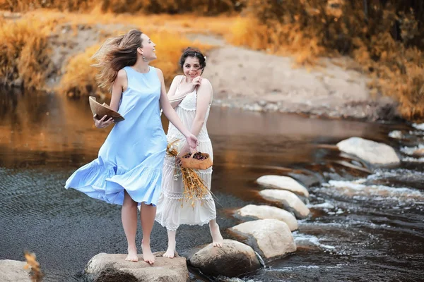 Ragazze in abiti in autunno sul fiume — Foto Stock