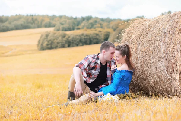 Couple on a walk in the country fields — Stock Photo, Image