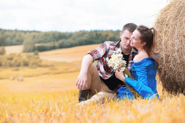 Couple en promenade dans les champs de campagne — Photo