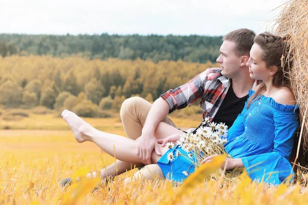 Couple en promenade dans les champs de campagne — Photo