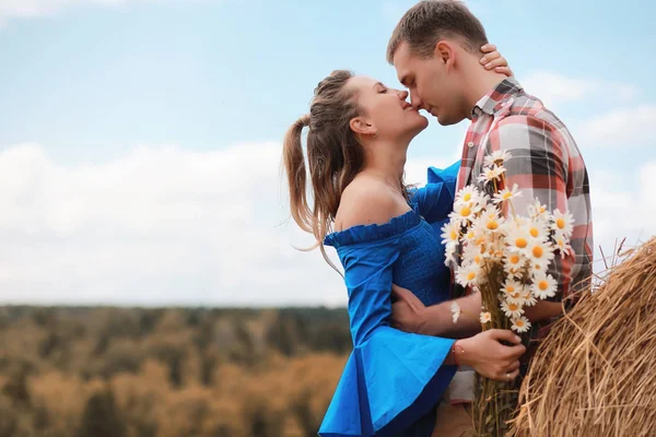 Couple on a walk in the country fields — Stock Photo, Image