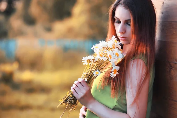 Schöne Mädchen mit einem Strauß im Herbst — Stockfoto