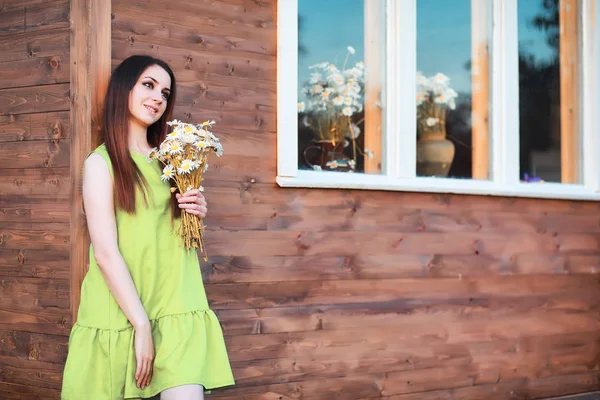 Beautiful girl with a bouquet in autumn — Stock Photo, Image