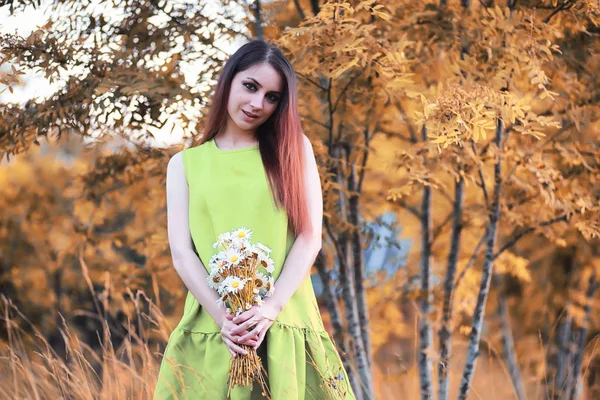 Schöne Mädchen mit einem Strauß im Herbst — Stockfoto