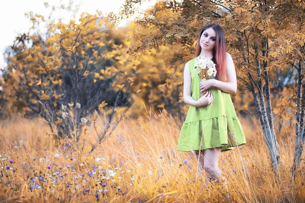 Belle fille avec un bouquet en automne — Photo