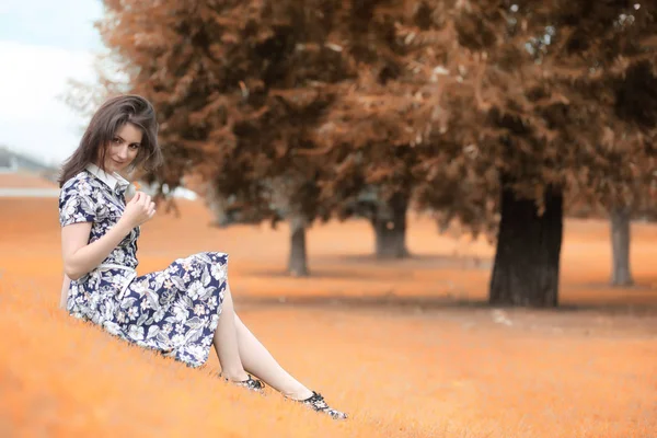 Schöne Mädchen für einen Spaziergang im Herbst — Stockfoto