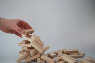 Masa oyunu jenga kulesi bir tahta sopa