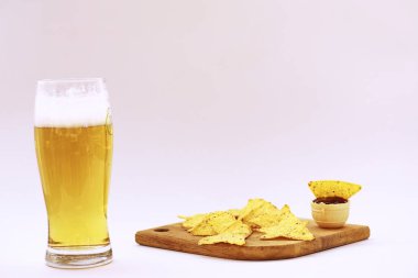 Kitaplar vintage ve light bira kupa yığını