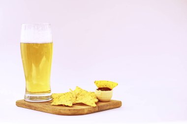 Kitaplar vintage ve light bira kupa yığını