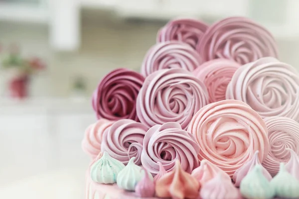 Красиве святкове тортне печиво з різними вершками — стокове фото