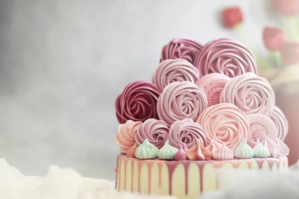Hermosa galleta de pastel festivo con diferentes cremas — Foto de Stock