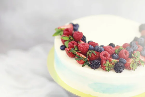 아름 다운 축제 케이크와 다른 크림 비스킷 — 스톡 사진