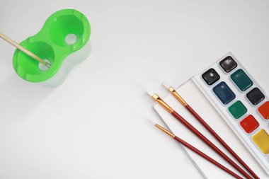 Beyaz bir kağıt üzerine resimler çizmek.