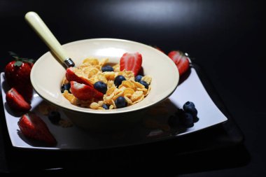 Mısır gevreği taze çilek ile