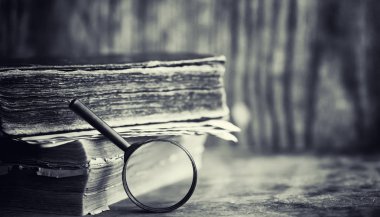 Bir eski retro kitap masada. Geçmişte bir ansiklopedi bir