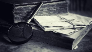 Bir eski retro kitap masada. Geçmişte bir ansiklopedi bir