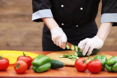 Aşçı taze çiftlik sebze keser