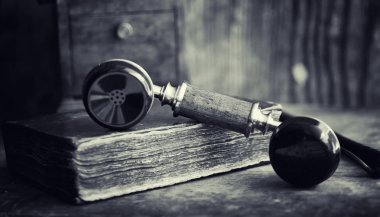 Eski telefon ve retro kitap masanın üzerinde. Geçmişte telefon 
