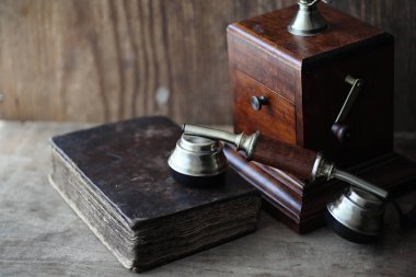 Eski telefon ve retro kitap bir ahşap üzerine