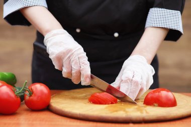 Aşçı taze çiftlik sebze keser